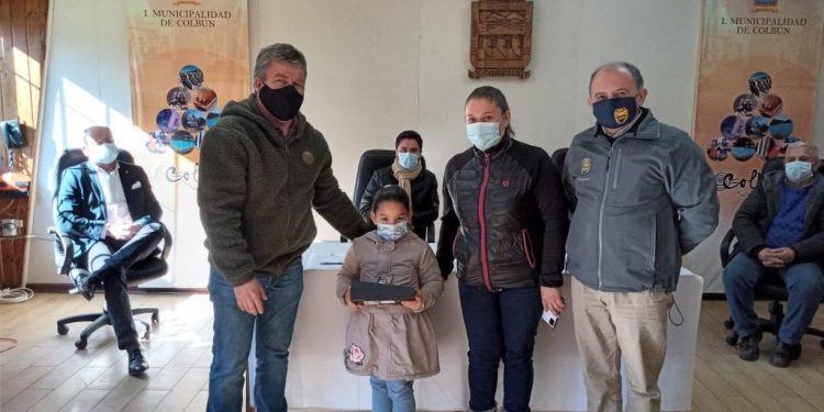 Municipalidad de Colbún entregó 400 tablet a estudiantes de la comuna