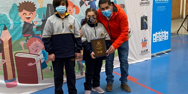 Municipio de Linares premia a niños ganadores de concursos artísticos de la comuna