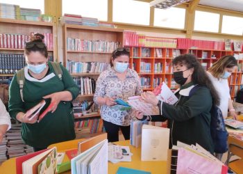Fundación Educacional Arauco dona libros a establecimientos de Licantén