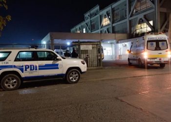 Dos estudiantes graves tras violenta riña a la salida de establecimiento educacional de Curicó; familiares se enfrentaron en el hospital