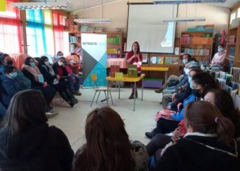 Familias de estudiantes participan en talleres de Puente Lector