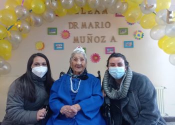 Celebran cumpleaños 102 de abuelita residente en el ELEAM de Cauquenes