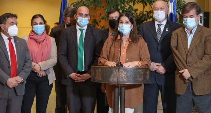 Bancadas de Chile Vamos ingresan interpelaciones a Ministro de Educación y Salud