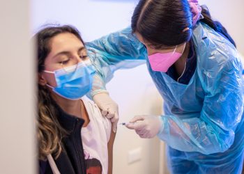 Alza de COVID-19 se debería a efecto post vacacional y baja en la vacunación