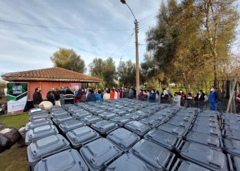 Vecinos de Coronel de Maule reciben contenedores para basura