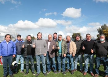 Alcalde de Talca gestiona donación privada y hace entrega de 8 desfibriladores para las asociaciones de fútbol amateur de Talca