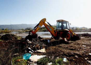 Intervienen ribera del río Teno para eliminar microbasural en sector El Duraznito