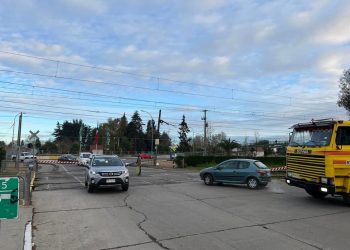 Alcalde de Longaví manifiesta preocupación por falta de mantenimiento en barrera de EFE en el acceso de la comuna