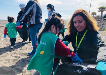 En Constitución se realizó jornada de limpieza de playa para combatir la contaminación por residuos marinos
