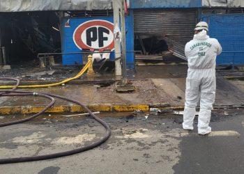 Incendio destruyó supermercado y radioemisora en Parral