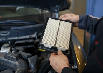 Aprende a cambiar el filtro del aire acondicionado de tu auto en casa