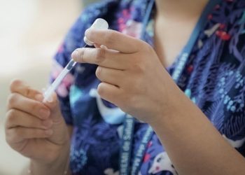 Mayores de 80 años ya pueden acceder a vacuna bivalente