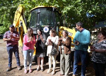 Gobierno Regional del Maule entregó una retroexcavadora a la Municipalidad de Villa Alegre