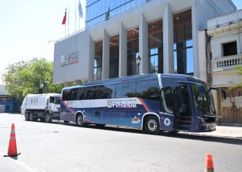 Gobierno Regional del Maule entrega bus para Pelluhue y camión recolector para San Rafael