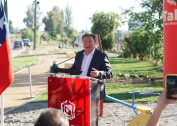 Alcalde de Talca inaugura plaza dotada de iluminación “anti-delincuencia”