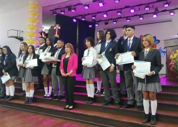 Premio Roberto Hernández Cornejo a egresados escolares en Talca y Valparaíso