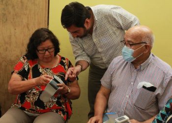 Departamento de Salud entrega 300 kits de automonitoreo a pacientes pelarquinos