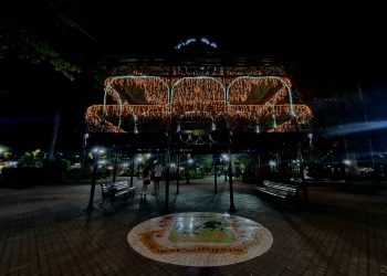 Plaza de Armas de Curicó luce atractiva iluminación para recibir las fiestas de fin de año