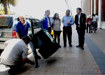 Municipio de Curicó instala nuevos basureros en puntos estratégicos del centro