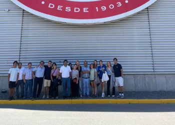 Jóvenes de programa internacional de intercambio de Rotary Club visitaron planta de PF en Talca