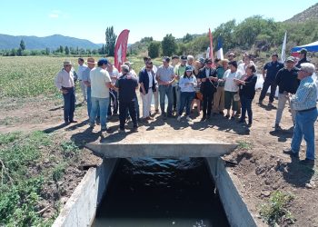 En Villa Prat inauguran extenso revestimiento de canal y compuertas automatizadas