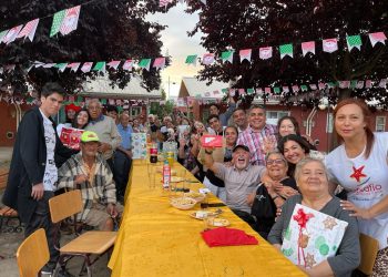 INJUV y Desafío Levantemos Chile celebraron la navidad con personas mayores de las viviendas tuteladas