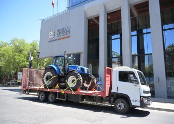 Pelluhue cuenta con un nuevo tractor financiado por el Gobierno Regional del Maule