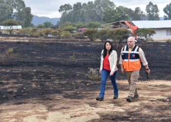 Autoridades comprometieron apoyo a afectados por incendio activo en la comuna de San Javier