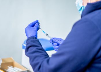 Baja vacunación bivalente generaría una posible alza de contagios