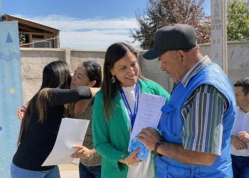 Familias que vivían en campamento recibieron las escrituras de sus hogares definitivos