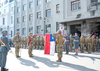 En Plaza de Armas de Talca se efectuó ceremonia de Juramento a la Bandera