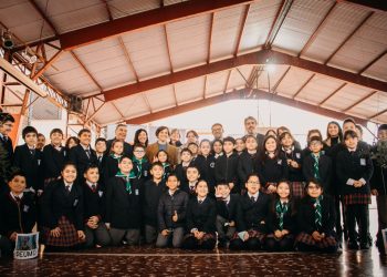 Ministra Ximena Aguilera visita estudiantes de Talca para donar árboles nativos a establecimiento promotor de Salud