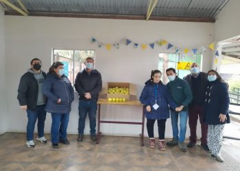 Club de Tenis Talca entrega donación de pelotas a escuela especial