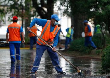 Recolectores de residuos domiciliarios de Curicó tendrán un merecido descanso este sábado para celebrar su día
