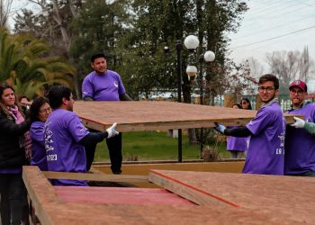 Alcalde de Longaví entrega reconocimiento a alumnos de la carrera de la Universidad Católica por la construcción de 10 casas sociales en la comuna