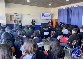 Lanzan plataforma gratuita para apoyar a estudiantes de 3° y 4° medio a nivelar sus conocimientos