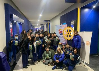 Niños fueron al cine gracias a Rotary Club San Agustín