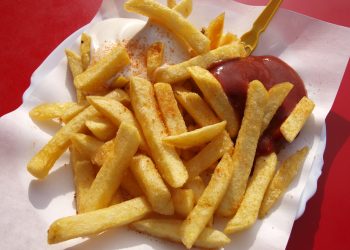 Consejos para quitar las manchas de aceite y ketchup de la ropa en el Día de la papa frita