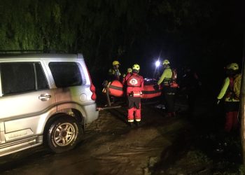 En riesgoso operativo ONG SAR Maule rescató a adultos y menores aislados en Pencahue