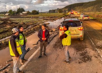 Director Nacional de Vialidad y Alcalde recorren Ruta J52K en Constitución para evaluar daños y planificar soluciones
