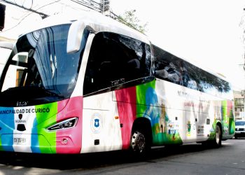 A disposición de los curicanos moderno bus para traslado de adultos mayores