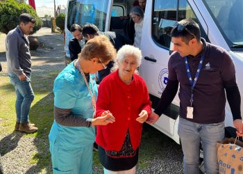 Abuelitos de Las Rosas regresaron felices a su hogar en Curicó