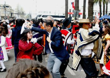 Curicó inició fiestas patrias elevando más de mil pañuelos al viento