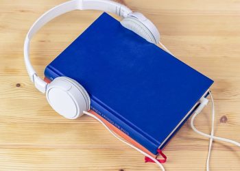 Escritores chilenos se unen a la tendencia de grabar libros en formato de audiolibro