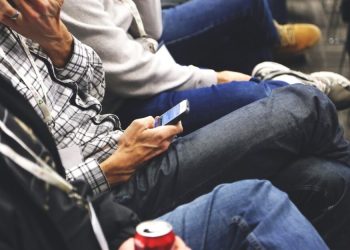 Alertan sobre mal hábito relacionado con la imposibilidad de dejar de mirar el celular