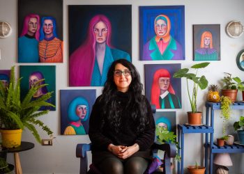La colorida e impactante pintura de Belén Camilo en “Creadoras”, la serie de artistas maulinas