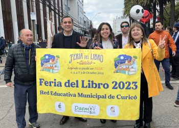 Con comparsa literaria y gran participación de estudiantes se inició la 5ta versión de la Feria del Libro 2023 en Curicó