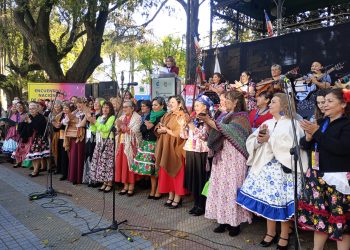 Cantoras de todo Chile celebraron en la Plaza de Curicó