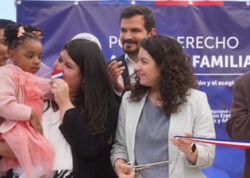 Menos espera y postulación gratuita: Gobierno anuncia cambios al sistema de adopción en Chile