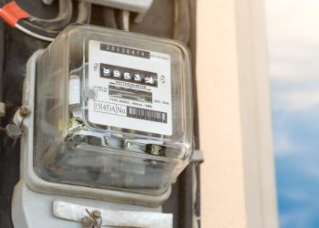 Los peligros de una instalación eléctrica irregular: electrocuciones e incendios